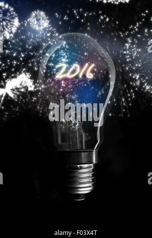 Immagine composita di fuochi d'artificio bianco impazza su sfondo nero Foto Stock