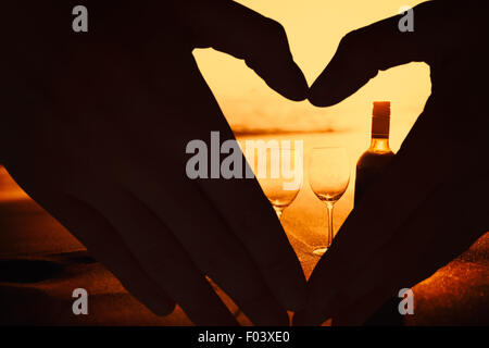 Immagine composita della donna messa a forma di cuore con le mani Foto Stock