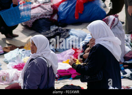 Le donne nel mercato arabo al di fuori porta di Damasco, Gerusalemme, Israele. Foto Stock