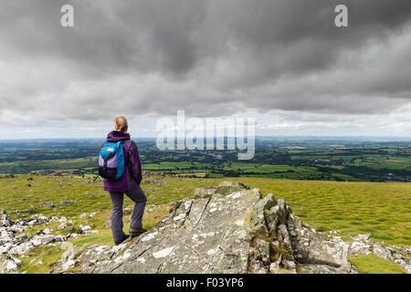 Hill Walker godendo la vista a ovest dal Vertice di Cox Tor, Dartmoor Devon UK Foto Stock