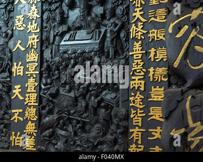 Sculture in legno a Imperatore Pagoda di giada (Chua Ngoc Hoang o Phuoc Hai tu) Saigon Vietnam Foto Stock