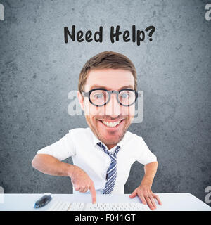 Immagine composita di geeky imprenditore digitando Foto Stock