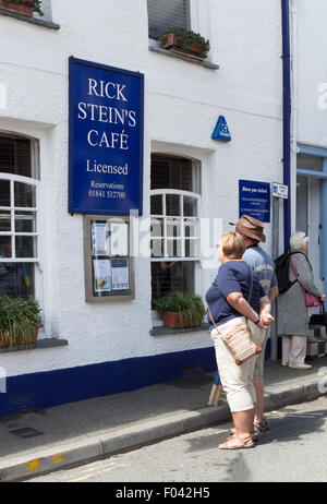 La gente che legge il Menu al di fuori di Rick Stein's Cafe a Padstow Cornwall Regno Unito Foto Stock