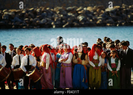 Ragazzi e ragazze per le celebrazioni per la sovranità nazionale e la Giornata per i bambini (23 Aprile), Anamur, Turchia. Foto Stock