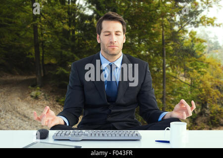 Immagine composita di calma imprenditore in seduta lotus pongono Foto Stock