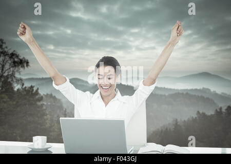 Immagine composita di imprenditrice di celebrare un grande successo Foto Stock