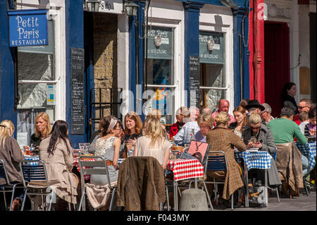 Sala da pranzo di persone al di fuori di un ristorante in un giorno d'estate a Edimburgo, Scozia. Foto Stock