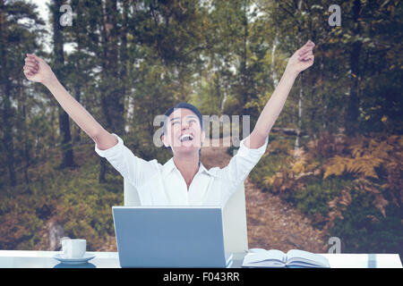 Immagine composita di imprenditrice di celebrare un grande successo Foto Stock