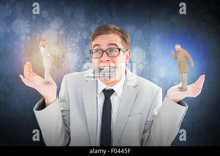 Immagine composita della rabbia giovane combattendo in trincea cappotti Foto Stock