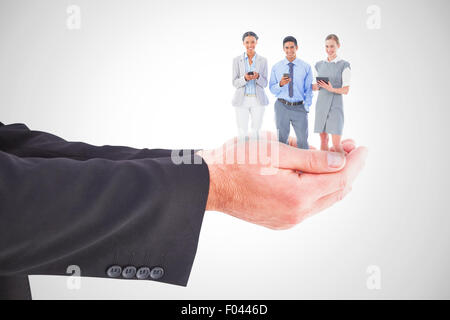 Immagine composita della gente di affari utilizzando il proprio telefono Foto Stock