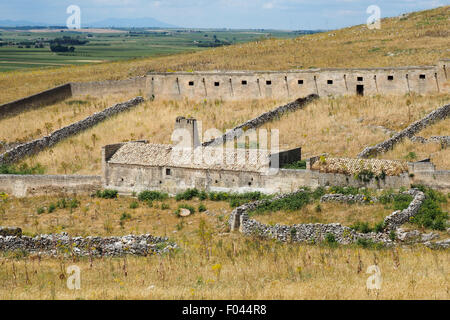 Azienda abbandonata o la fabbrica sul lato di una collina. Foto Stock