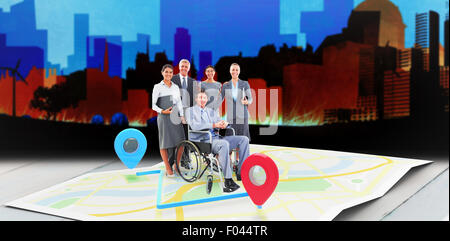 Immagine composita di imprenditore disabili con i suoi colleghi sorridente in telecamera Foto Stock