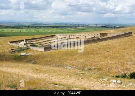 Azienda abbandonata o la fabbrica sul lato di una collina. Foto Stock