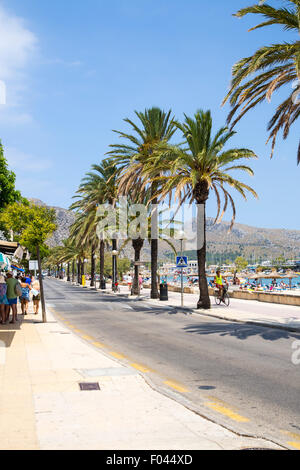 La principale strada del mare che costeggia la spiaggia di Puerto Pollensa Foto Stock
