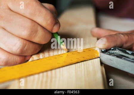 Mani maschio con righello e matita closeup. Professional carpenter al lavoro. Foto Stock