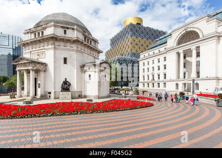 Centenary Square, la Sala della memoria, Paradise Forum e la vecchia libreria, Birmingham, Inghilterra, Regno Unito Foto Stock