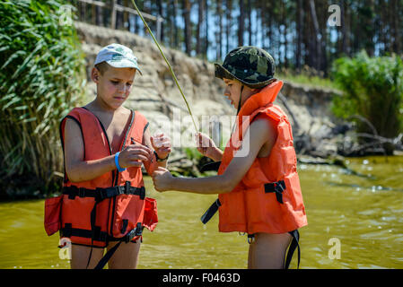 Boy Scout la pesca in ucraino scout training camp, regione di Kiev, Ucraina Foto Stock