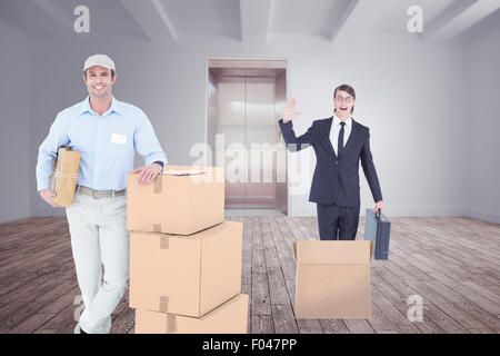 Immagine composita di consegna bello uomo appoggiato su impilate le scatole di cartone Foto Stock