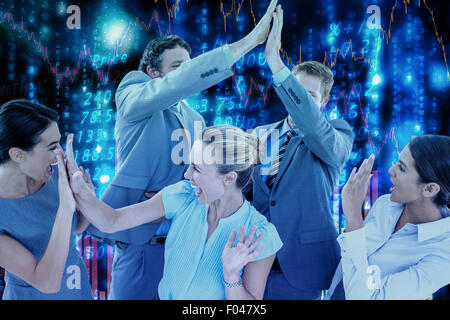 Immagine composita di entusiasta team aziendale il tifo Foto Stock