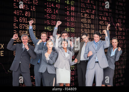 Immagine composita di entusiasta team aziendale il tifo in telecamera Foto Stock