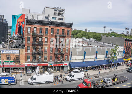 La città di New York, Stati Uniti d'America. Il 6 agosto, 2015. Affollato marciapiede esterno esposizione quotidiana studios sul giorno di Jon Stewart del ultimo taping della mostra. TV furgoni presso il cordolo includono CBS, CNN ed NBC Credito: Dorothy Alexander/Alamy Live News Foto Stock