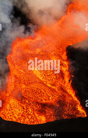 Close-up di lava incandescente dall'eruzione in corrispondenza della fessura Holuhraun, Vulcano Bardarbunga, Islanda Foto Stock