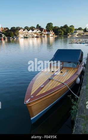 Lancio dei pattini barca ormeggiata sul fiume thame a Henley on Thames, Oxfordshire, Inghilterra Foto Stock