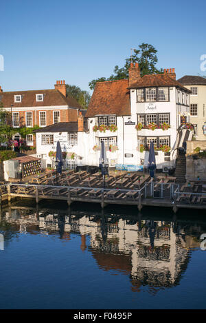 L'Angelo pub nella luce del sole della mattina a Henley on Thames, Oxfordshire, Inghilterra Foto Stock