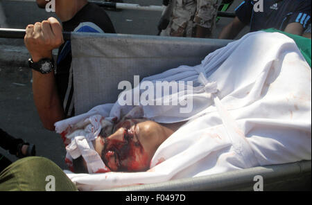 Rafah nella striscia di Gaza, Territori palestinesi. Il 6 agosto, 2015. Persone in lutto il trasporto di un corpo di una delle tre vittime da Abu Nuqeira, famiglia che sono stati uccisi in un esplosione che strappato attraverso una casa in Al-Shabura Refugee Camp vicino a sud di Gaza città di Rafah, durante i funerali a Rafah il 6 agosto 2015 . Un esplosione ha ucciso quattro palestinesi e feriti 30 giovedì nel sud della città di Gaza di Rafah lungo il confine egiziano, medici dipendenti e residenti locali detto. Credito: ZUMA Press, Inc./Alamy Live News Foto Stock