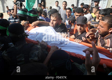 Rafah nella striscia di Gaza, Territori palestinesi. Il 6 agosto, 2015. Persone in lutto il trasporto di un corpo di una delle tre vittime da Abu Nuqeira, famiglia che sono stati uccisi in un esplosione che strappato attraverso una casa in Al-Shabura Refugee Camp vicino a sud di Gaza città di Rafah, durante i funerali a Rafah il 6 agosto 2015 . Un esplosione ha ucciso quattro palestinesi e feriti 30 giovedì nel sud della città di Gaza di Rafah lungo il confine egiziano, medici dipendenti e residenti locali detto. Credito: ZUMA Press, Inc./Alamy Live News Foto Stock