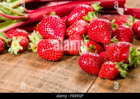 Fragole e rabarbaro pronto a rendere jelly Foto Stock