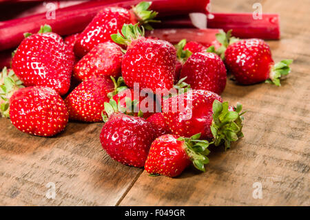 Fragole e rabarbaro pronto a rendere jelly Foto Stock