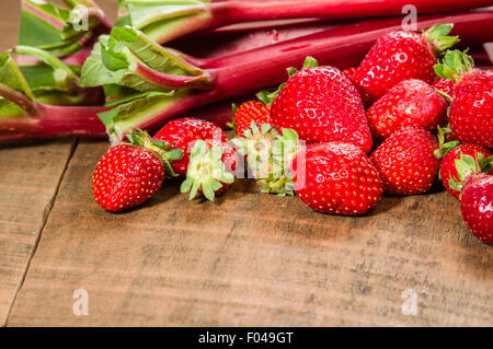 Fragole e rabarbaro pronto a rendere jelly Foto Stock