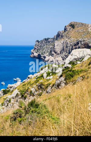 Vista delle montagne che circondano la penisola del nord orientale di Mallorca Foto Stock
