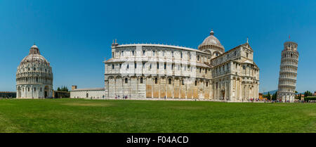 Panoramica del Battistero di Pisa Cattedrale e inclinazione di Pisa con la Piazza dei Miracoli, Pisa, Toscana, Italia. Foto Stock