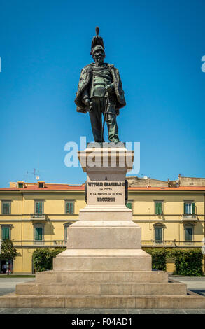 Statua di Vittorio Emanuele II re d Italia in Piazza Vittorio Emanuele ll. Pisa, Toscana, Italia. Foto Stock