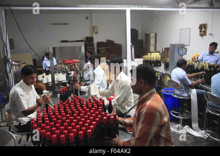 Nasik, Maharashtra, India. 26 apr, 2013. 26 Aprile 2013 : Nasik, India.i lavoratori a lavorare presso la sezione di confezionamento a Sula vigneti di Nasik.Sula vigneti è India più popolare in cantina. Da questi umili inizi nel 1999, Sula vigneti ha sviluppato in un mondo di classe della cantina con una quota di mercato superiore al 70% in India. La western città indiana di Nashik è considerata la "capitale del vino dell'India". Del totale 79 aziende vinicole del paese, Nashik solo ha 34. Le famose cantine Nasik includono Sula, Chateau Dori, Zampa, York & N.D. Vini. © Subhash Sharma/ZUMA filo/Alamy Live News Foto Stock