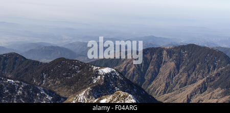 Montagne distanti della gamma di Himalayan Foto Stock