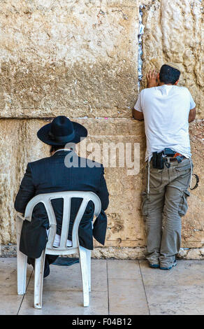 Israele, Gerusalemme, ebraica fedeli nella preghiera presso il Muro occidentale Foto Stock