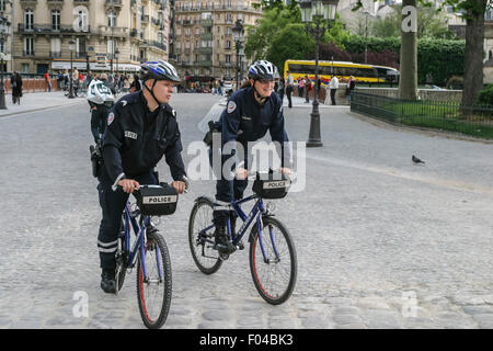 Gli ufficiali di polizia su biciclette, PARIS, Francia - circa 2009. Due poliziotti - equitazione biciclette - di pattuglia di Parigi. Foto Stock