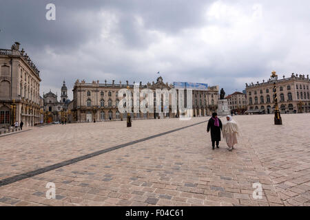 Due donne a piedi in Place Stanislas, colloquialmente noto come il luogo Stan'. Foto Stock