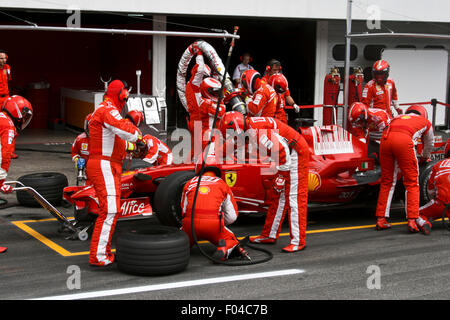 Formula 1 la Scuderia Ferrari del team practice pit stop durante la F1 prova a Hockenheim nel 2008 Foto Stock