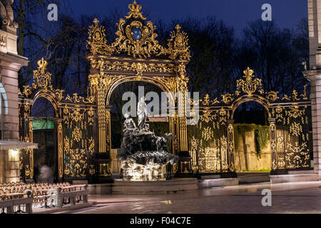 Fontana di Anfitrite in Place Stanislas, colloquialmente noto come il luogo Stan', di notte, Foto Stock