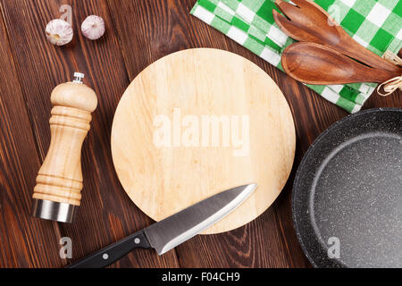 Recipiente di cottura su un tavolo di legno. Vista da sopra con lo spazio di copia Foto Stock