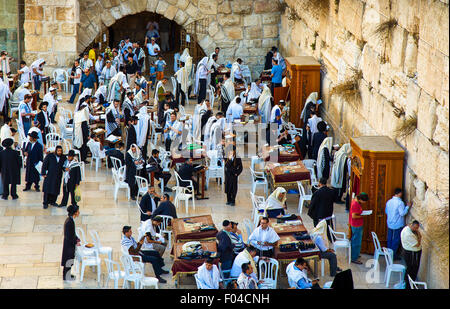 Israele, Gerusalemme, ebraica fedeli nella preghiera presso il Muro occidentale Foto Stock