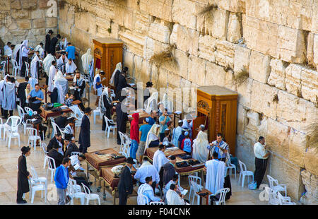 Israele, Gerusalemme, ebraica fedeli nella preghiera presso il Muro occidentale Foto Stock