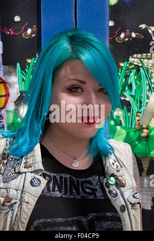 Blackpool, Lancashire, Regno Unito. 6 agosto 2015. La Ribellione Punk festival presso i giardini d'inverno. Uno scontro di culture nella famosa località balneare di Blackpool come punks frequentando la ribellione annuale festival presso i Giardini Invernali venite a spalla a spalla con i vacanzieri tradizionali. Questo fine settimana il famoso Festival di ribellione è stato salutato "l'evento sorprendente' con gli albergatori e bar che beneficiano di un aumento del numero di visitatori. Si tratta di un impulso per l'industria turistica locale che stanno sopportando un altro deludente stagione meteo saggio. Credito: MediaWorldImages/Alamy Live News Foto Stock