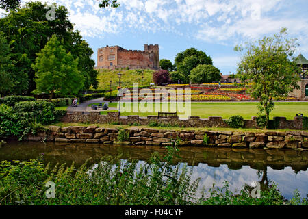 Castello e Parco del Castello di giardini con Anker River, Tamworth, Staffordshire Foto Stock