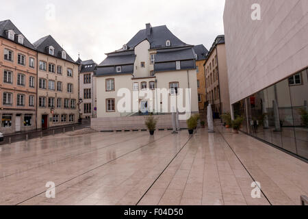Marché-Aux-Poissons square, con il Musée national d'histoire et d'art di Lussemburgo (MNHA) Foto Stock