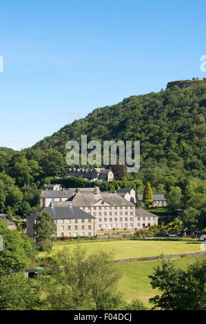 Mulino Cressbrook visto dalla Monsal Trail nel Derbyshire, England, Regno Unito Foto Stock